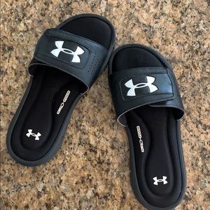 Under Armour Ignite V slides, black, youth size 7